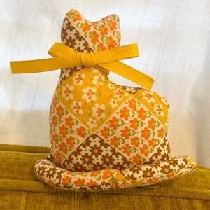 ✦ Vintage ✦ Colorful 70’s Floral Print Quilted Kitten Pin Cushion ✦